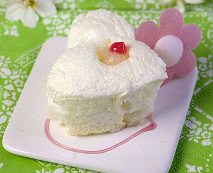 Meringue en chantilly à la rose, coeur de litchi