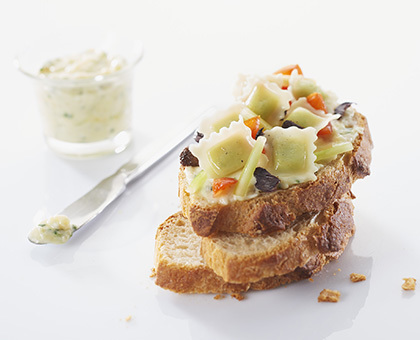 Tartine de ravioles au Saint-Marcellin et aux olives de Nyons