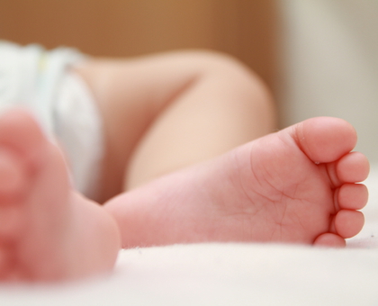 Un simple cheveu peut s’avérer dangereux pour votre bébé