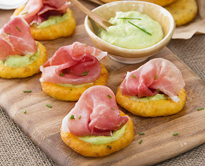 Gâteaux de pommes de terre, mousse d’avocat et Jambon de Parme