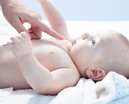 Les produits cosmétiques pour bébé à nouveau pointés du doigt