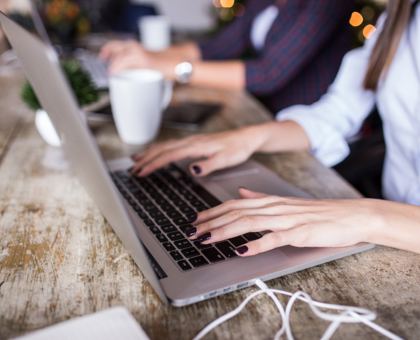 Travailler sur ordinateur : comment éviter les douleurs ?