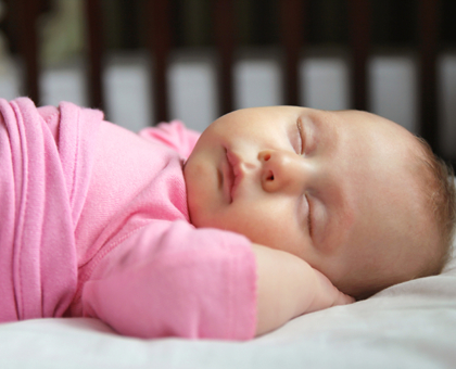 Bébé se réveille la nuit : que faire ?