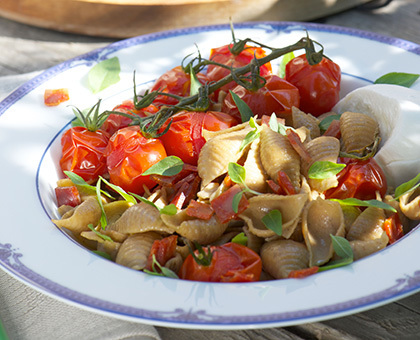 Pâtes à l’Amande, mozzarella di Bufala, tomates cerises et chorizo