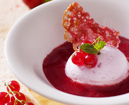 Ile flottante à la framboise, caramel et tuile de fruits rouges