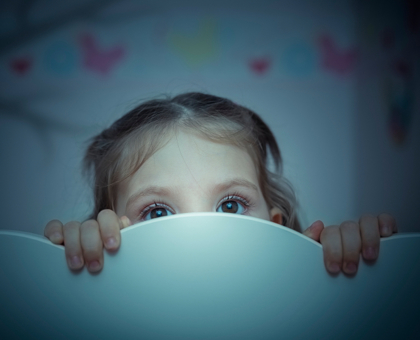 Mon enfant a peur du noir quand je le couche, est-ce normal ?