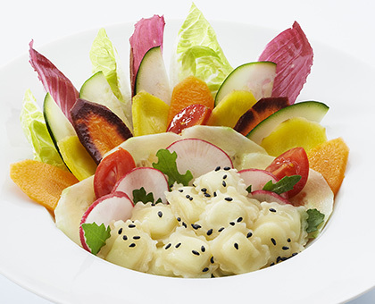 Salade multicolore  et ravioles au chèvre