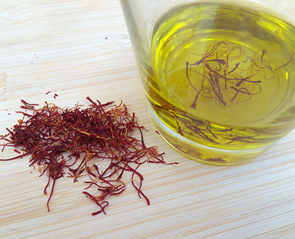 DIY : huile anti-âge pour les cheveux au safran