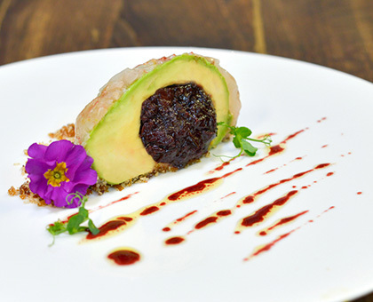 Gambas cuites à l'olive, guacamole de pruneau d'Agen et avocat