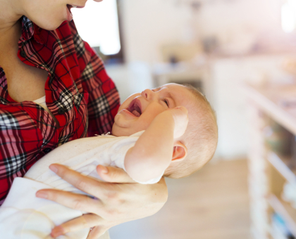 Bébé pleure : fait-il des caprices ou a-t-il vraiment besoin de câlins ?