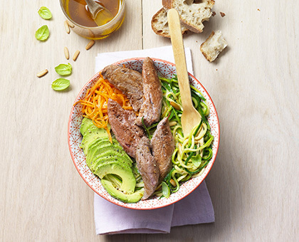 Power bowl de spaghettis aux courgettes et aiguillettes de canard