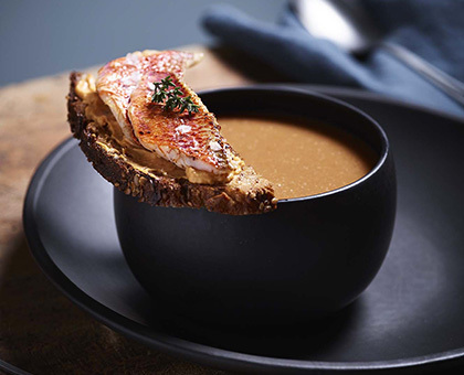 Tartine aux 5 céréales et rouget, soupe de poisson