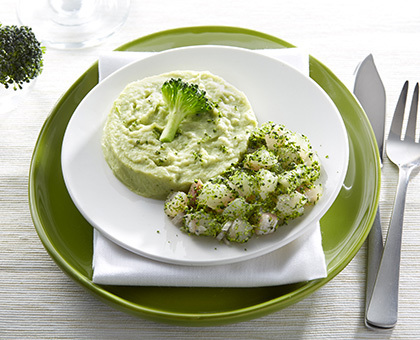 Tartare de poisson en semoule de brocoli avec purée de moelle de brocoli