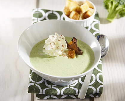 Velouté de brocoli avec cappuccino aux épices, girolles