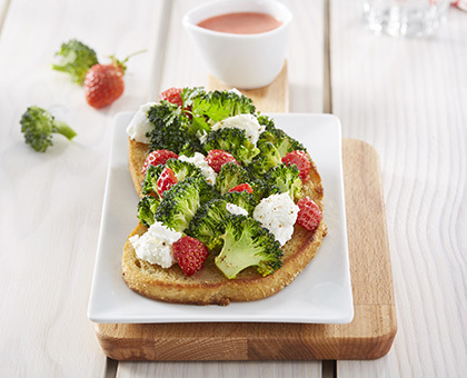 Tartine de carpaccio de brocoli et chèvre frais, vinaigrette de fraise