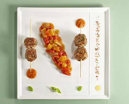 Brochettes d’agneau et poivrons cuisinés au Piment d’Espelette