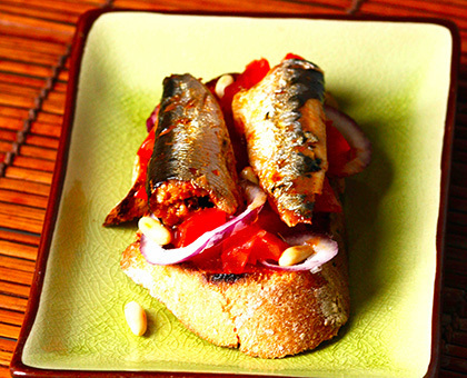 Bruschetta de sardines au piment d’Espelette bio & à la tomate