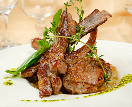 Agneau aux herbes au barbecue