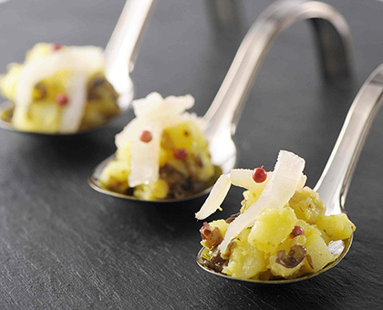 Salade de Primaline aux algues et curcuma, lieu jaune fumé