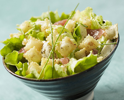 Salade d'été aux ravioles frites