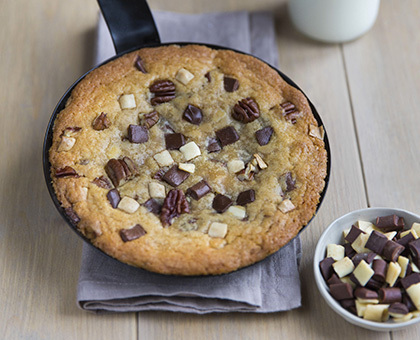 One pan cookie aux éclats de 3 chocolats et noix de pécan