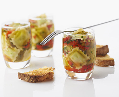 Verrines de poivrons marinés et ravioles au basilic