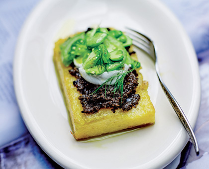 Polenta croustillante, herbes aromatiques et concassé d’olives noires