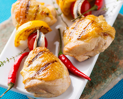 Brochettes de suprêmes de pintade grillées à la fleur de thym