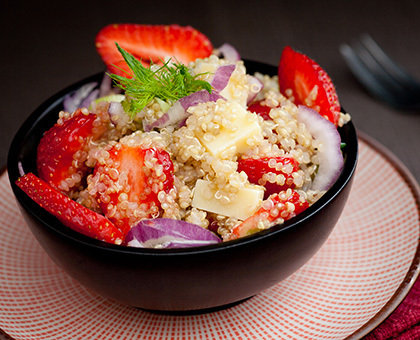Salade de quinoa salée aux fraises