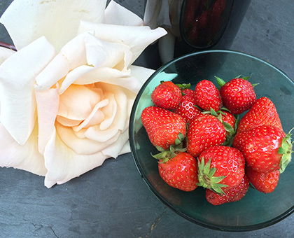 DIY : masque bonne mine et anti-âge à la fraise et à l'eau de rose