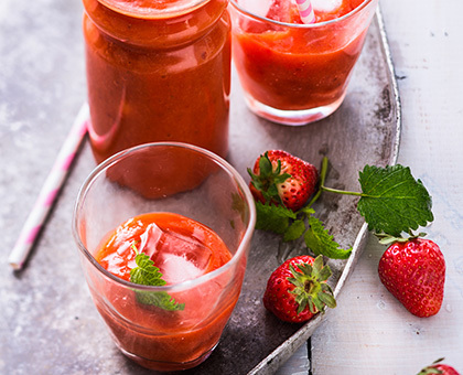 Smoothie mangue, fraise et mélisse