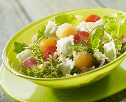 Salade de ravioles  au jambon cru et melon