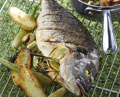 Dorade Royale au barbecue, fenouil, citron, pommes de terre rattes, sauce vierge