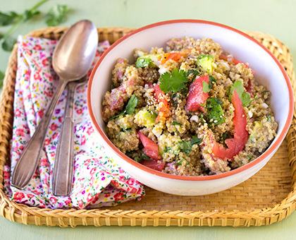 Salade de quinoa à l’avocat, tomate coeur de bœuf, coriandre, graines de tournesol et crème de sésame