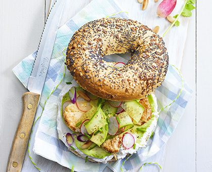 Bagel poulet-avocat et bûche de chèvre Chavroux