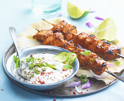 Brochette de poulet tandoori et émincé de concombre au Chavroux