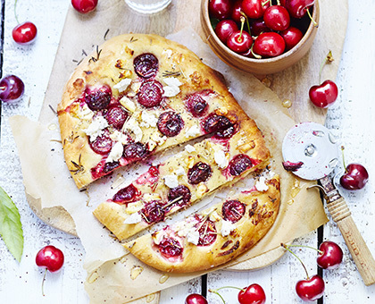 Focaccia Brebis, Cerises Fraîches & Romarin