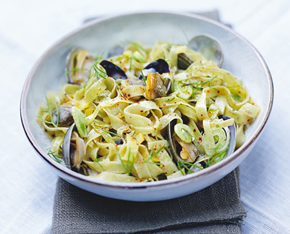 Pâtes aux palourdes, citron confit et spécialité à base d’olive et de fenouil sauvage