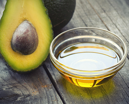 L'huile d'avocat répare nos cheveux