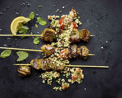 Brochettes d’agneau aux épices et taboulé aux raisins