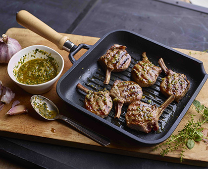 Côtes d’agneau grillées, salsa chimichurri