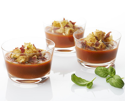Gaspacho poivrons confits-tomates, ravioles à poêler au chèvre et crispy de coppa