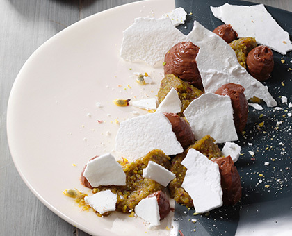 Ganache au chocolat, crémeux d’olives vertes et meringue poudrée