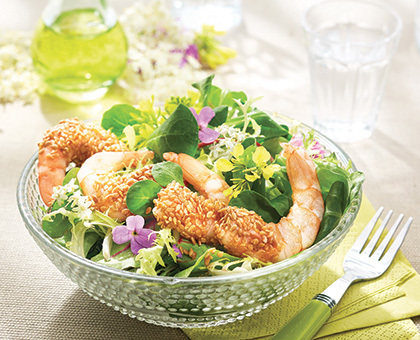Salade de crevettes en croûte de sésame, fines herbes et soja