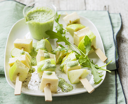 Brochettes au reblochon de Savoie AOP, pommes vertes et sauce roquette