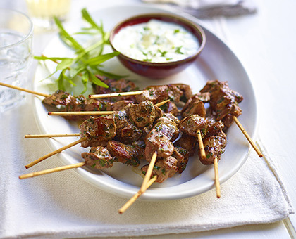 Pinchos d'agneau et mayonnaise aux herbes