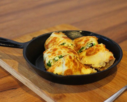 Omelette poireau et courgette au fromage