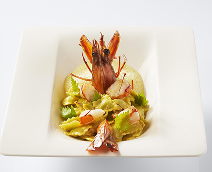 Ravioles aux gambas flambées, safran et livèche