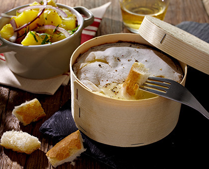 Mont d\'Or crémeux salade de pomme de terre aux oignons rouge et lardons