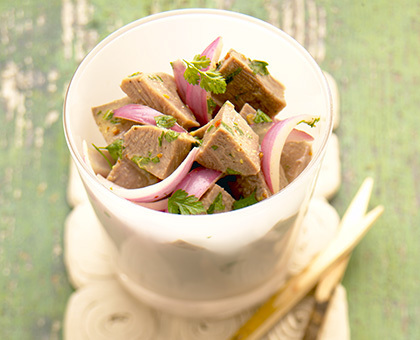 Salade de cubes de langue de veau à l\'oignon rouge et vinaigrette au cerfeuil